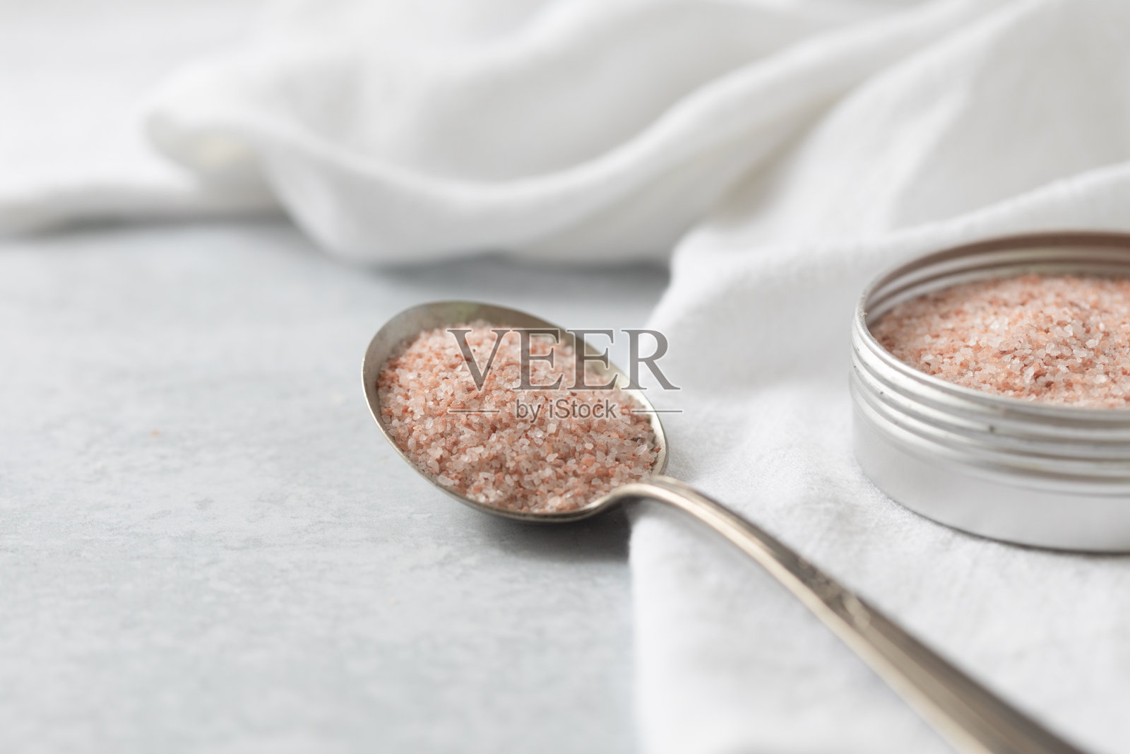 粉红色喜马拉雅盐的特写勺子与中性背景与复制空间照片摄影图片