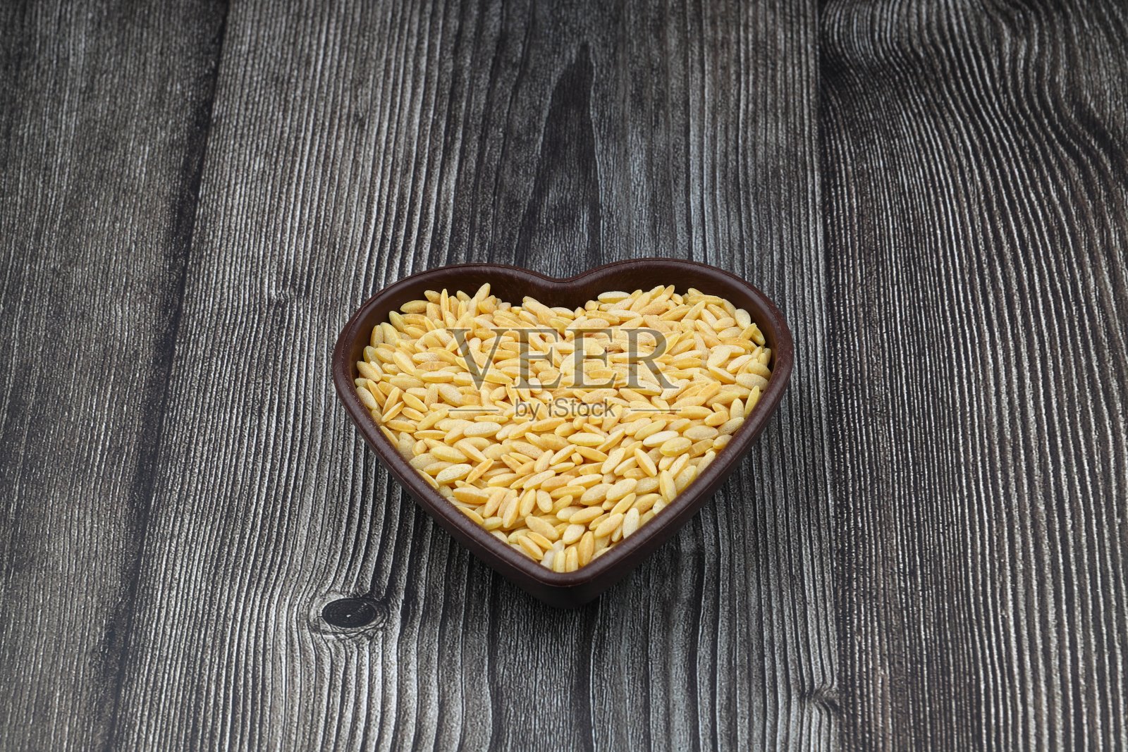 生新鲜健康的干有机大麦木勺面照片摄影图片