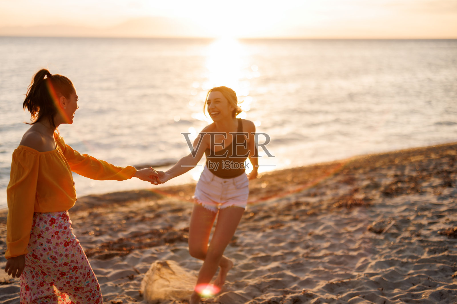 我们两个，玩得很开心照片摄影图片