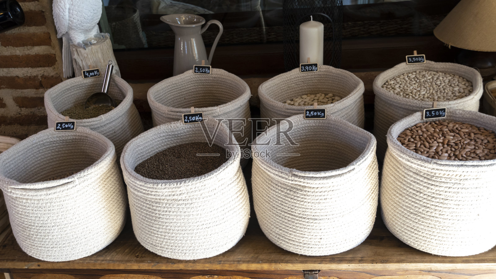 麻袋里装着几颗豆子照片摄影图片