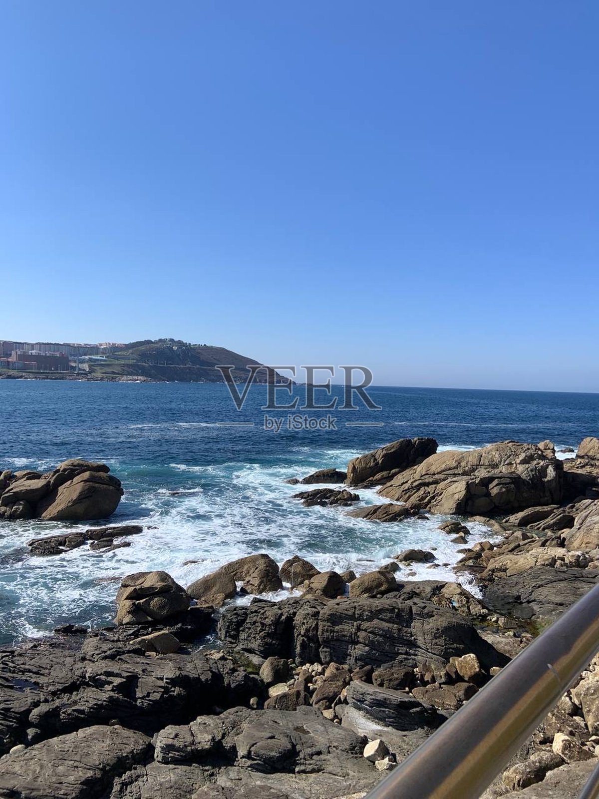 这张照片展示了河堤和美丽的日落。照片摄影图片