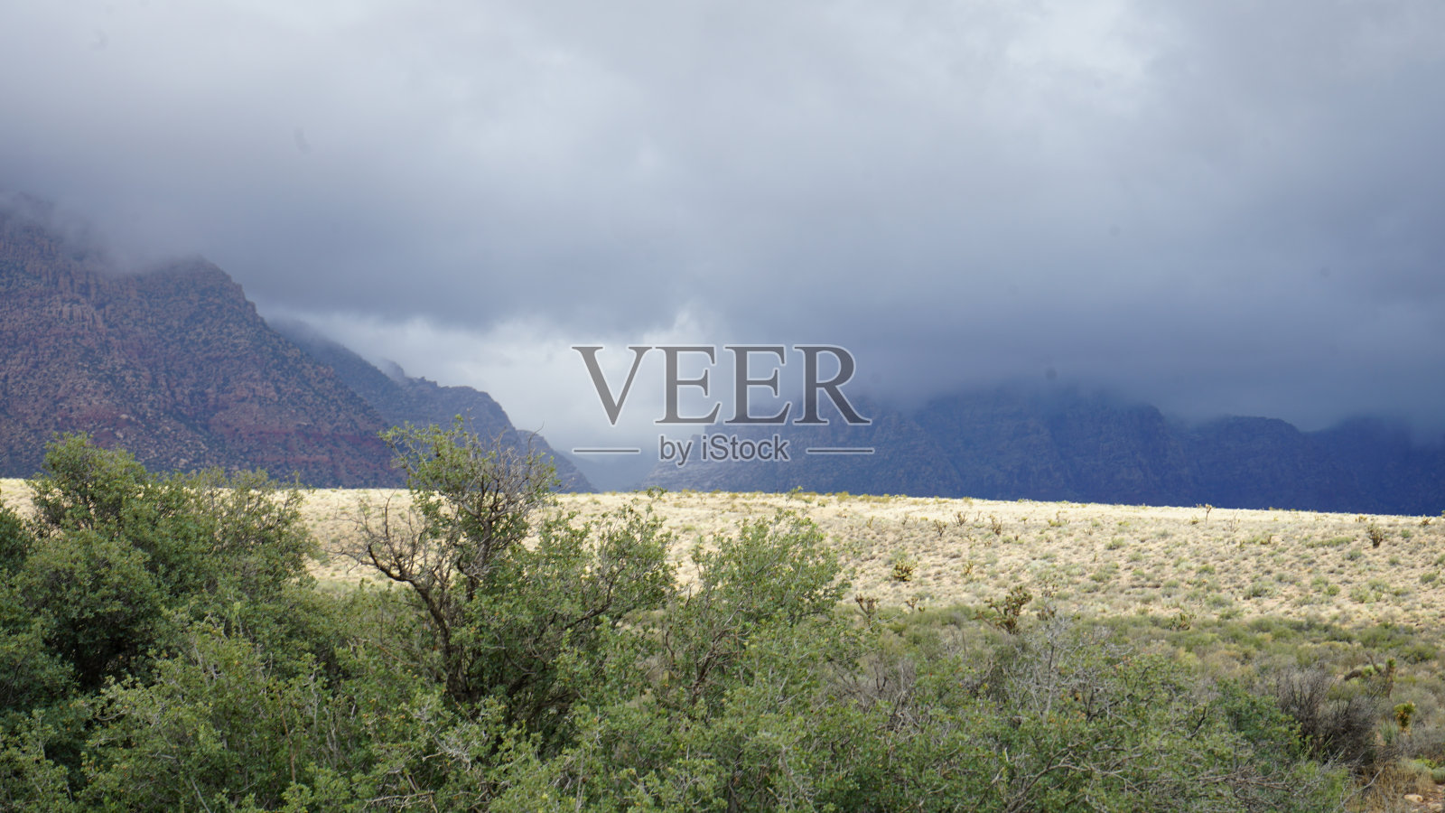 红岩峡谷多云晴朗照片摄影图片