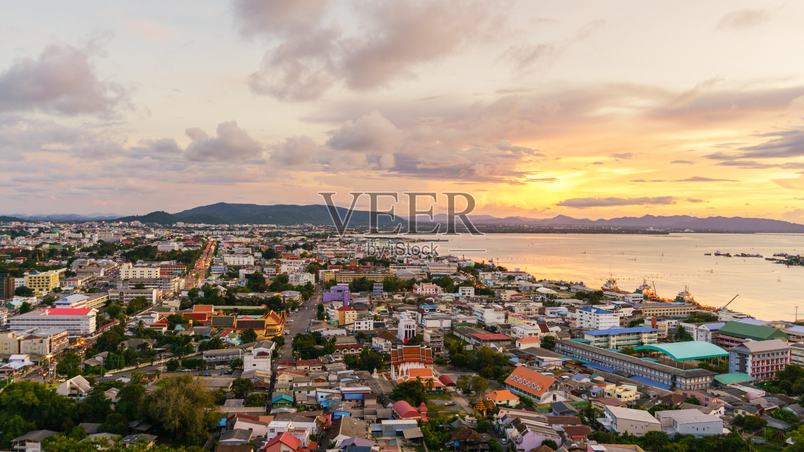泰国宋卡日落全景。宋卡古城的城市景观。汤宽山的观景台。照片摄影图片