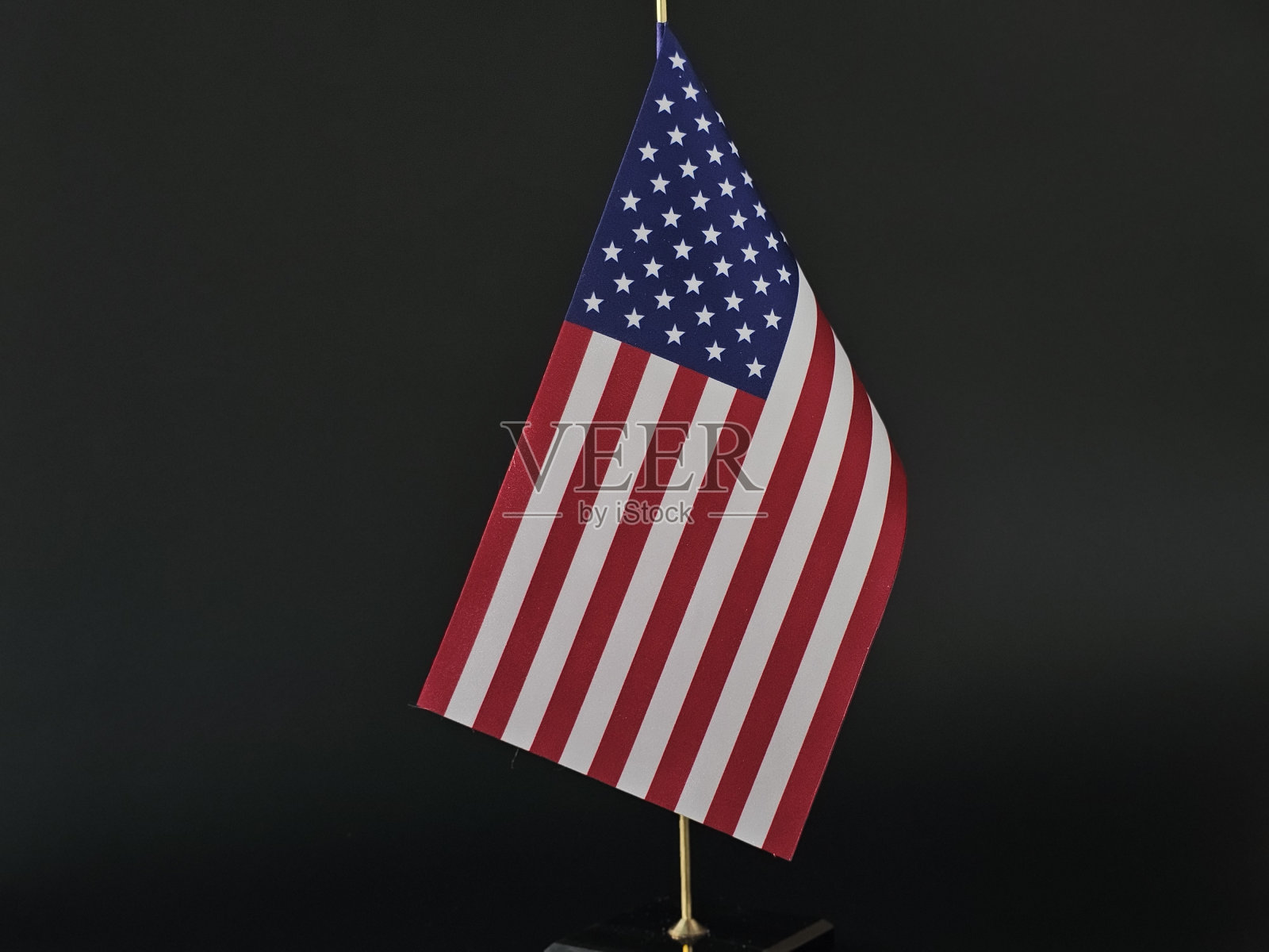 黑色背景上的小美国国旗照片摄影图片