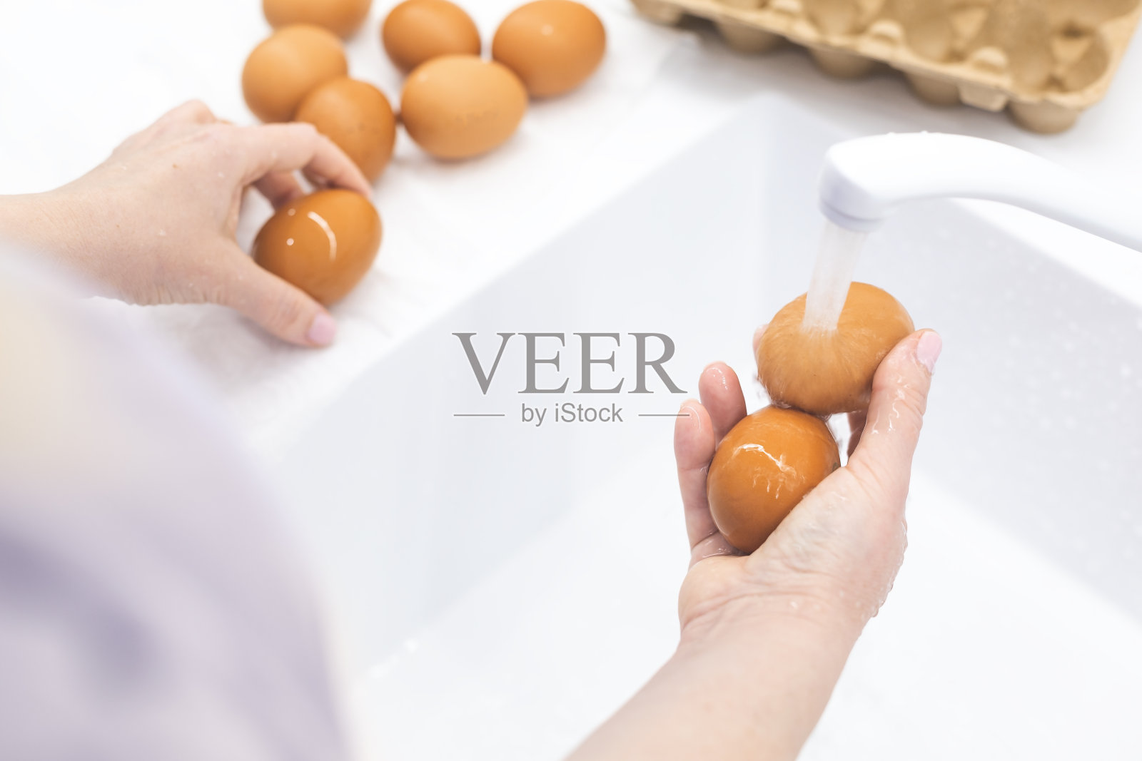 在水里洗鸡蛋照片摄影图片