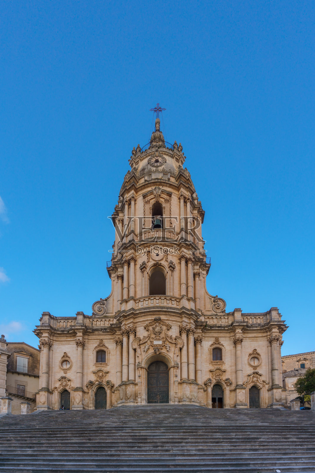 一个阳光明媚的日子里，美丽的西西里巴洛克式教堂圣乔治大教堂的正面，意大利西西里岛莫迪卡照片摄影图片