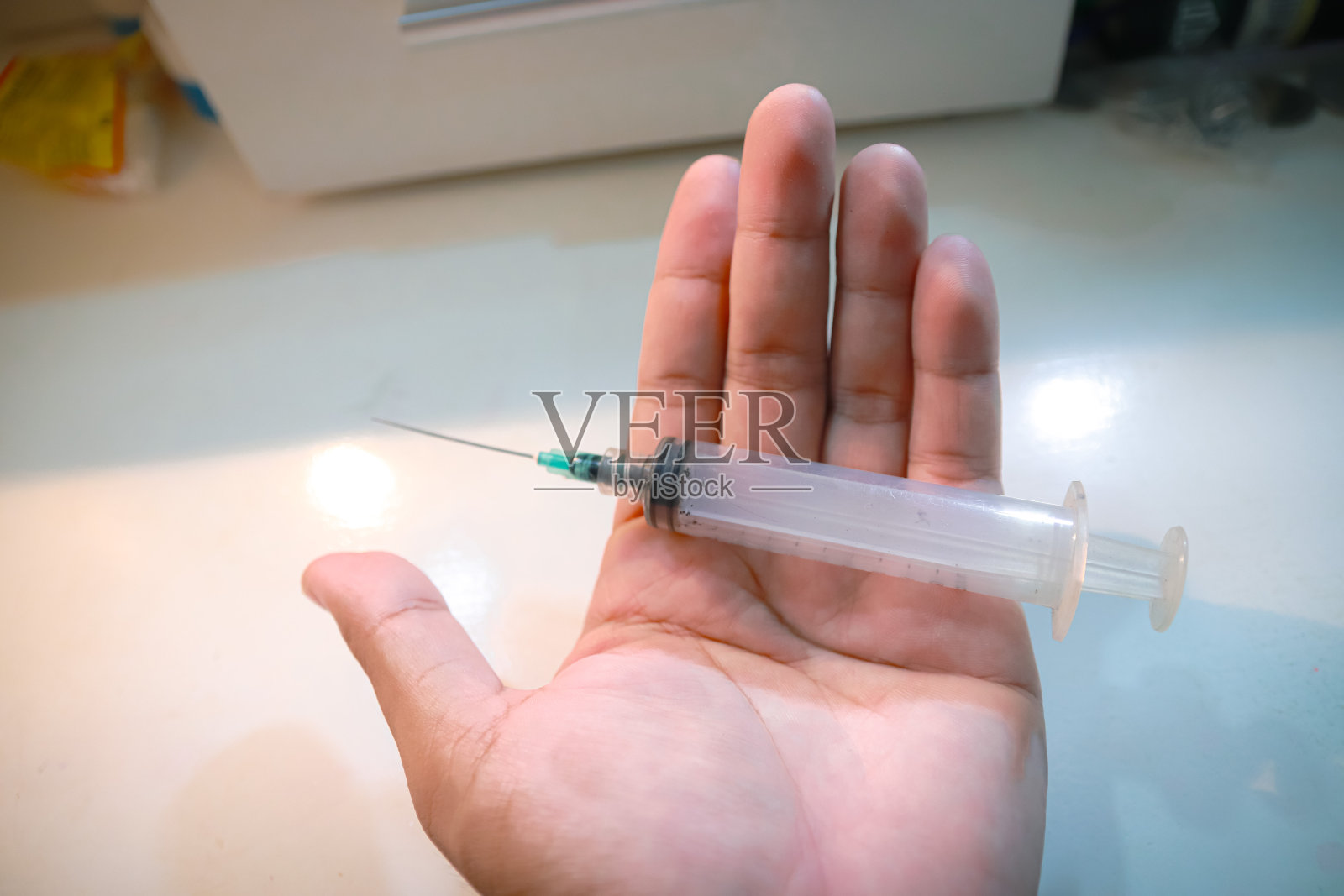 白色桌上的医用注射器照片摄影图片