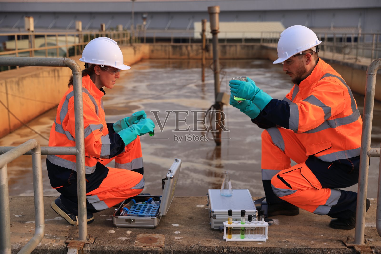 工程师正在检查水样照片摄影图片