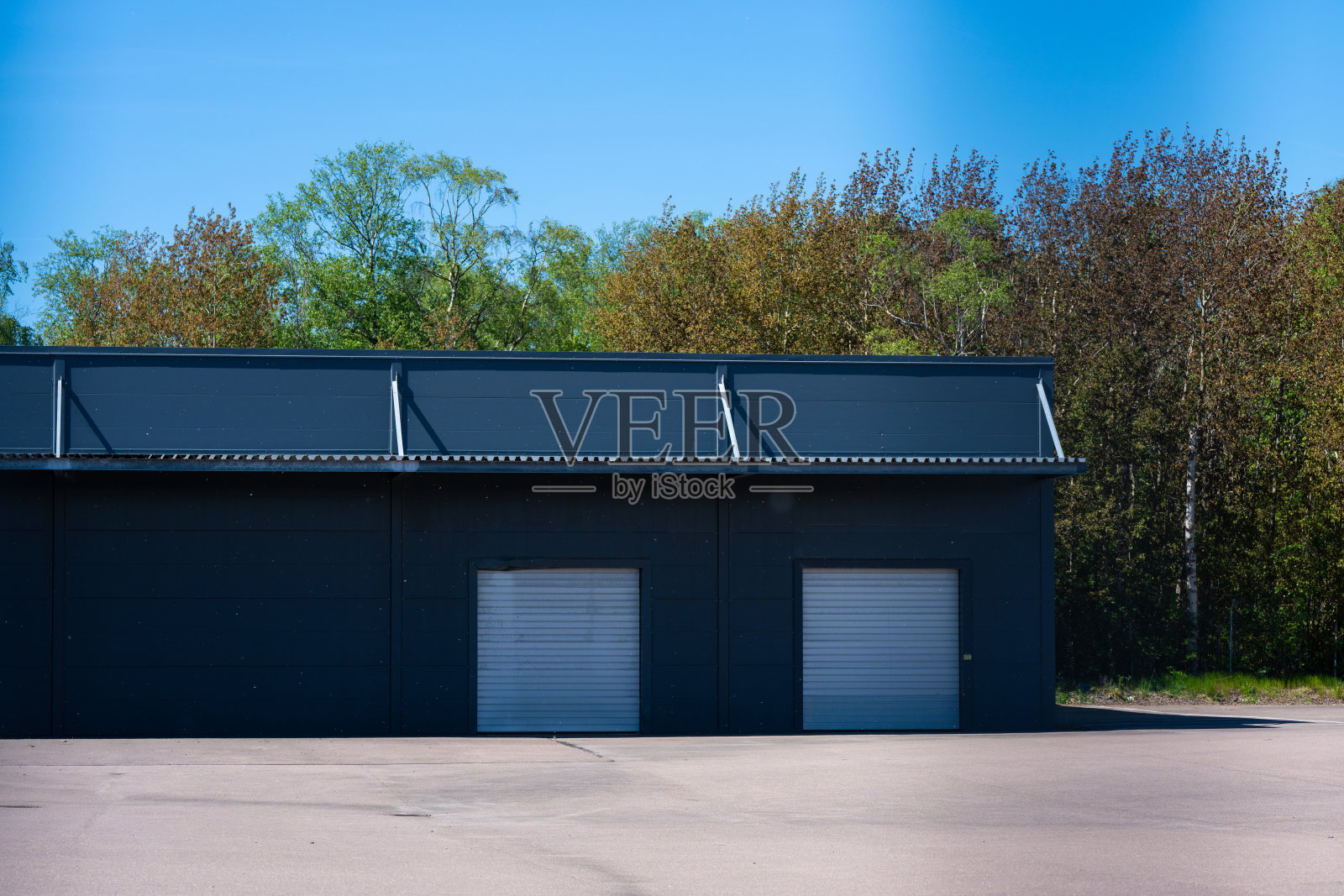 灰色仓库与两个车库端口…照片摄影图片