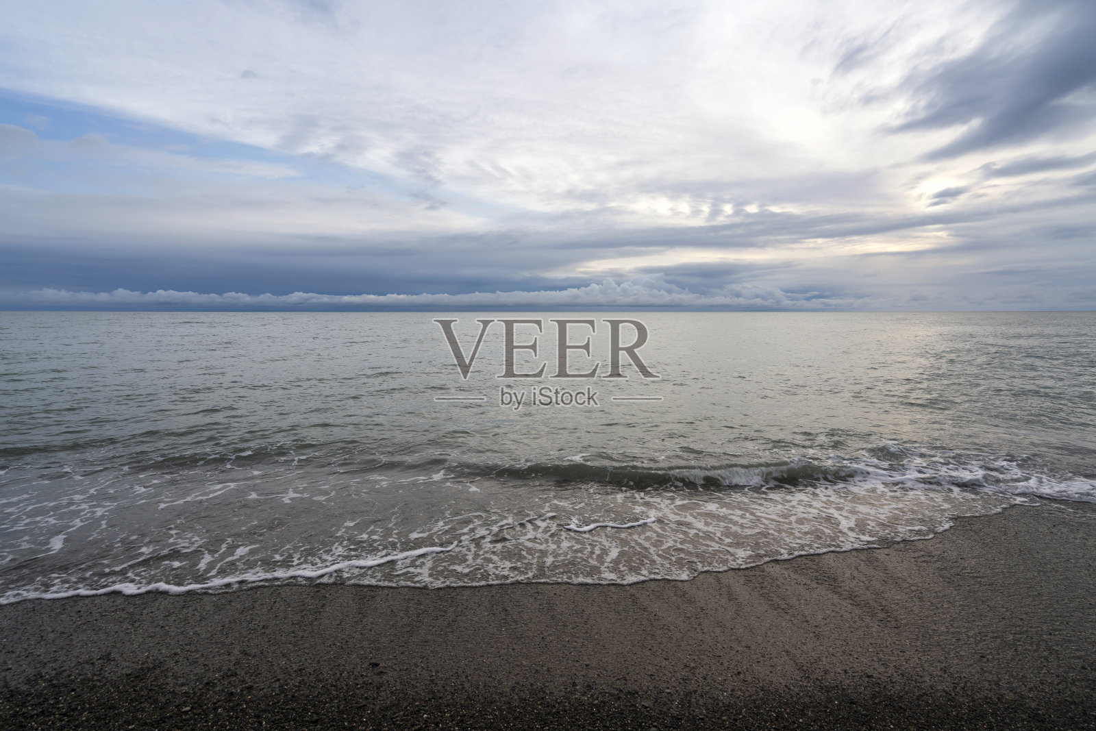 俄罗斯克拉斯诺达尔地区，索契，日落的天空映衬着黑海海岸来袭的海浪照片摄影图片