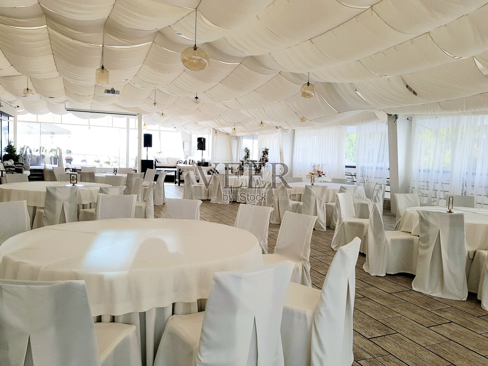 白色的婚礼大厅，装饰的桌子，事件照片摄影图片