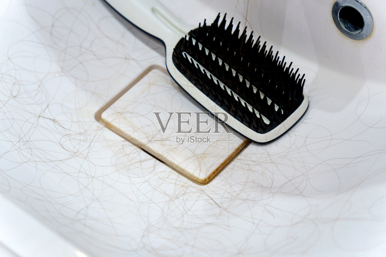 女人拿着一束头发。脱发问题。医疗保健的概念。有选择性的重点照片摄影图片