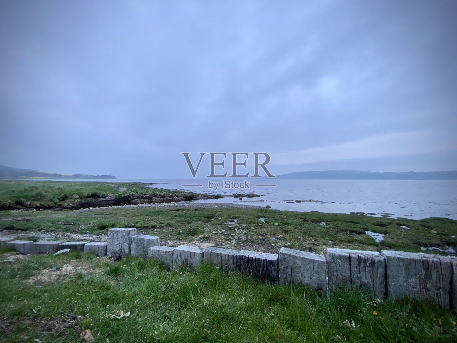 美丽的海湾从海滩在雾蒙蒙的阴天。因弗内斯,苏格兰照片摄影图片