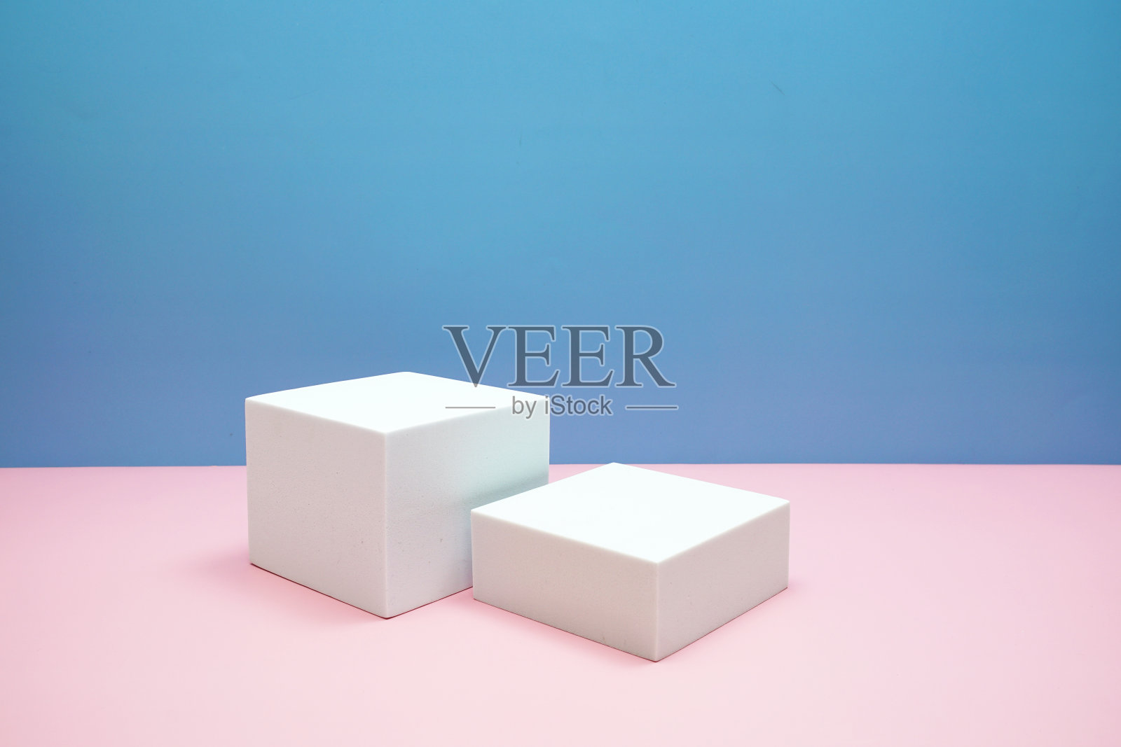 讲台展示场景舞台展示前视图与复制空间在粉红色和蓝色的背景照片摄影图片