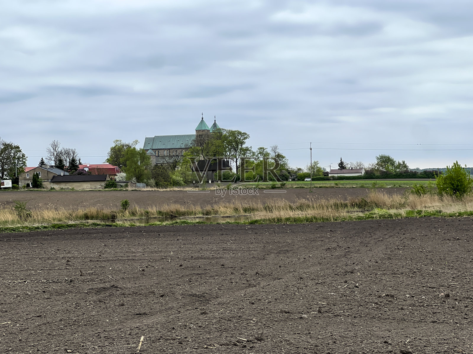 波兰唯一的大主教在图姆的圣母玛利亚和圣阿列克谢戈大主教(Laczyca archcollegiate)，一座建于12世纪的教堂，位于莱齐卡附近照片摄影图片