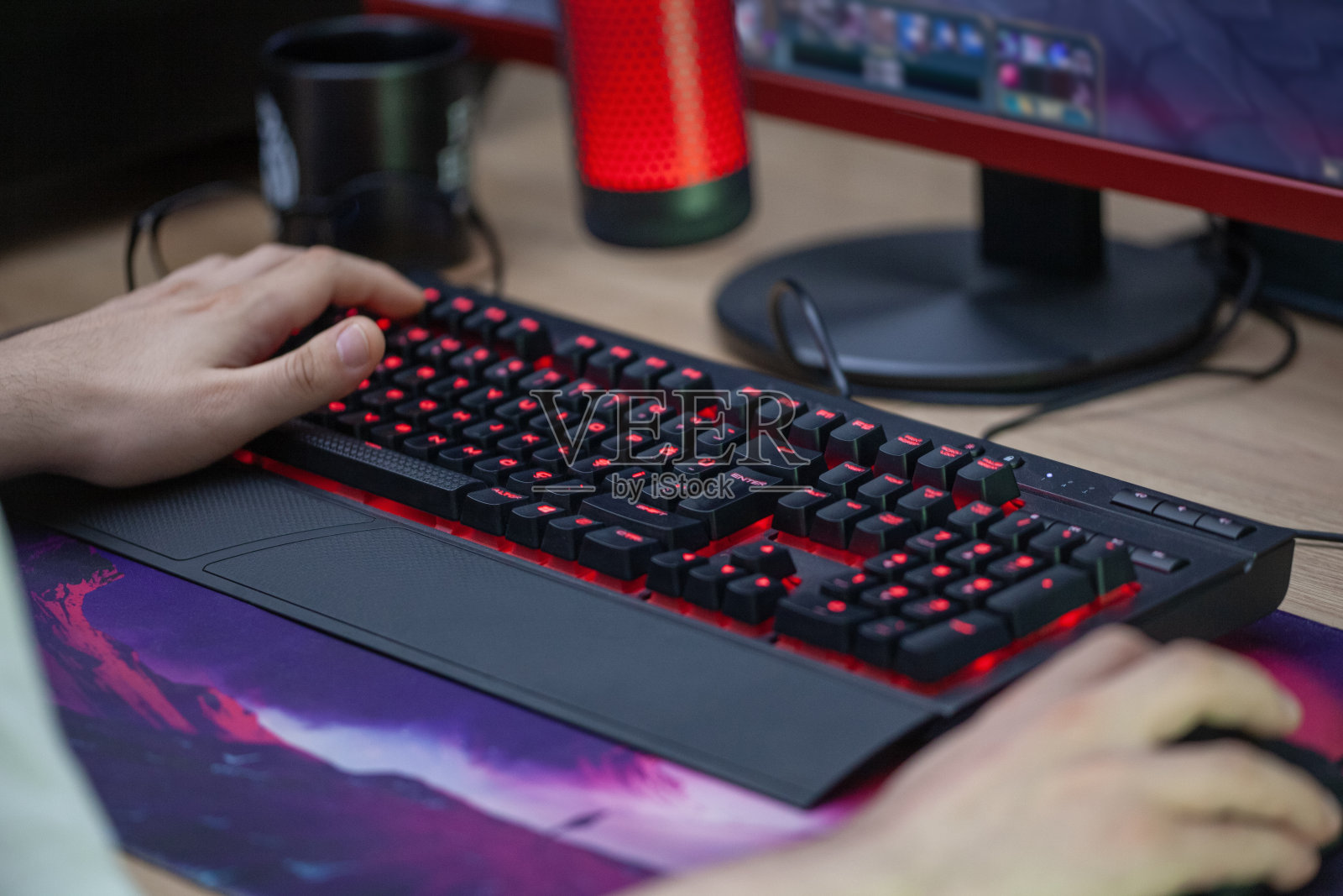 电子竞技游戏鼠标、键盘和麦克风照片摄影图片