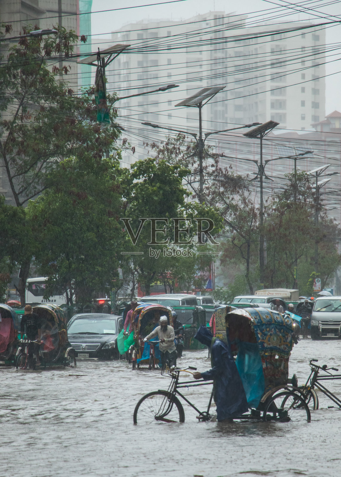 飓风“雷马尔”给达卡市带来了暴雨、洪水和强风照片摄影图片