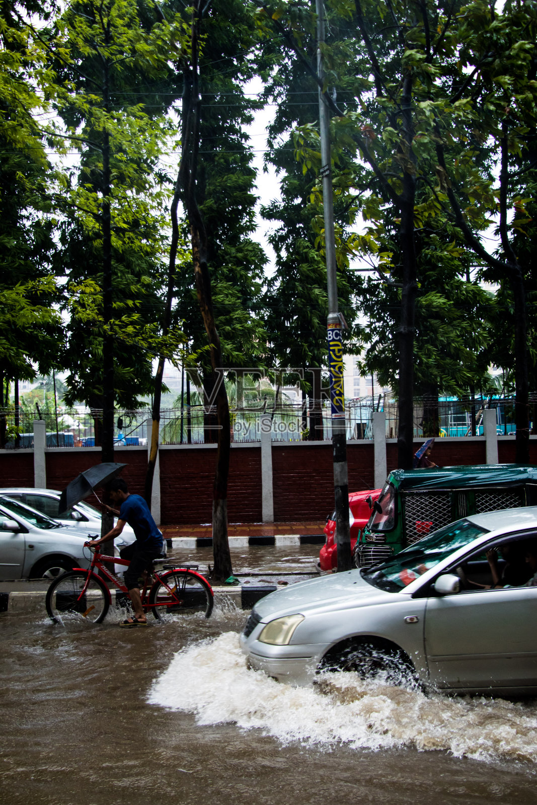 飓风“雷马尔”给达卡市带来了暴雨、洪水和强风照片摄影图片