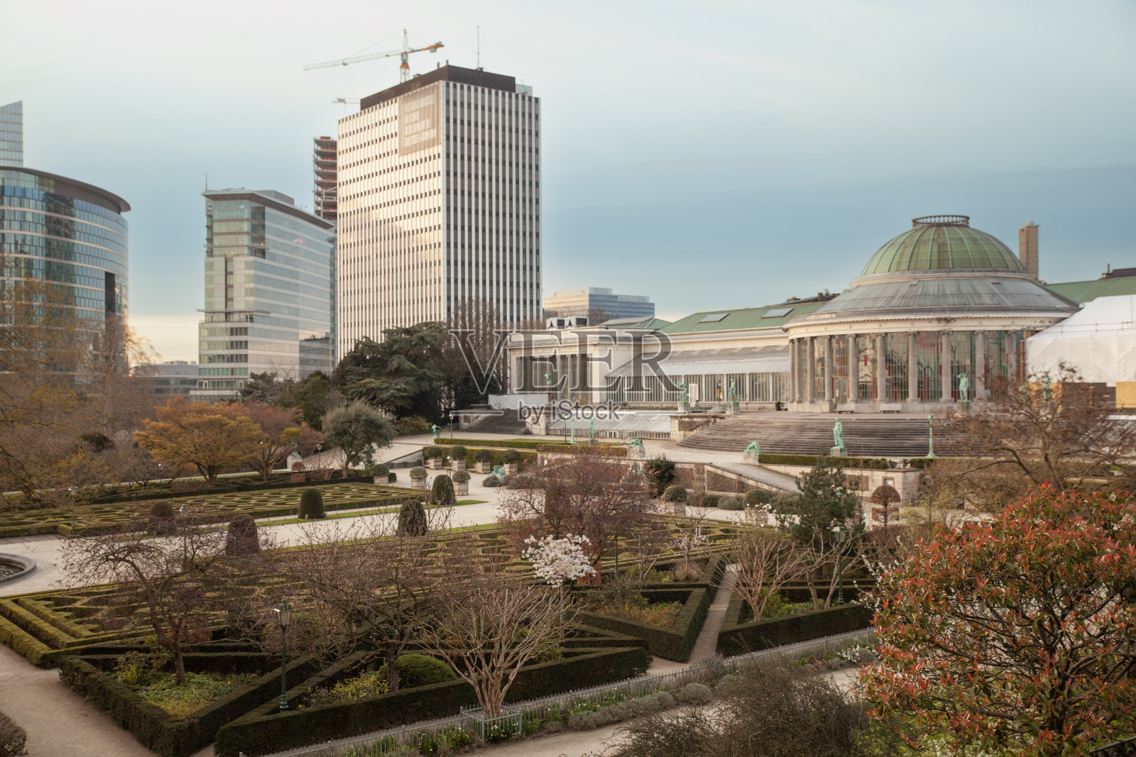 日落时分的布鲁塞尔植物园，比利时照片摄影图片