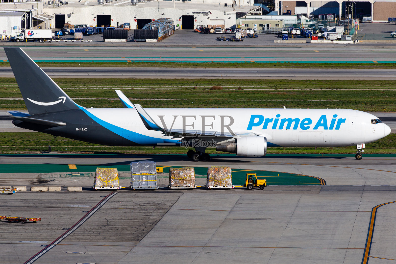 一架亚马逊Prime航空公司的波音767货机停在洛杉矶国际机场照片摄影图片