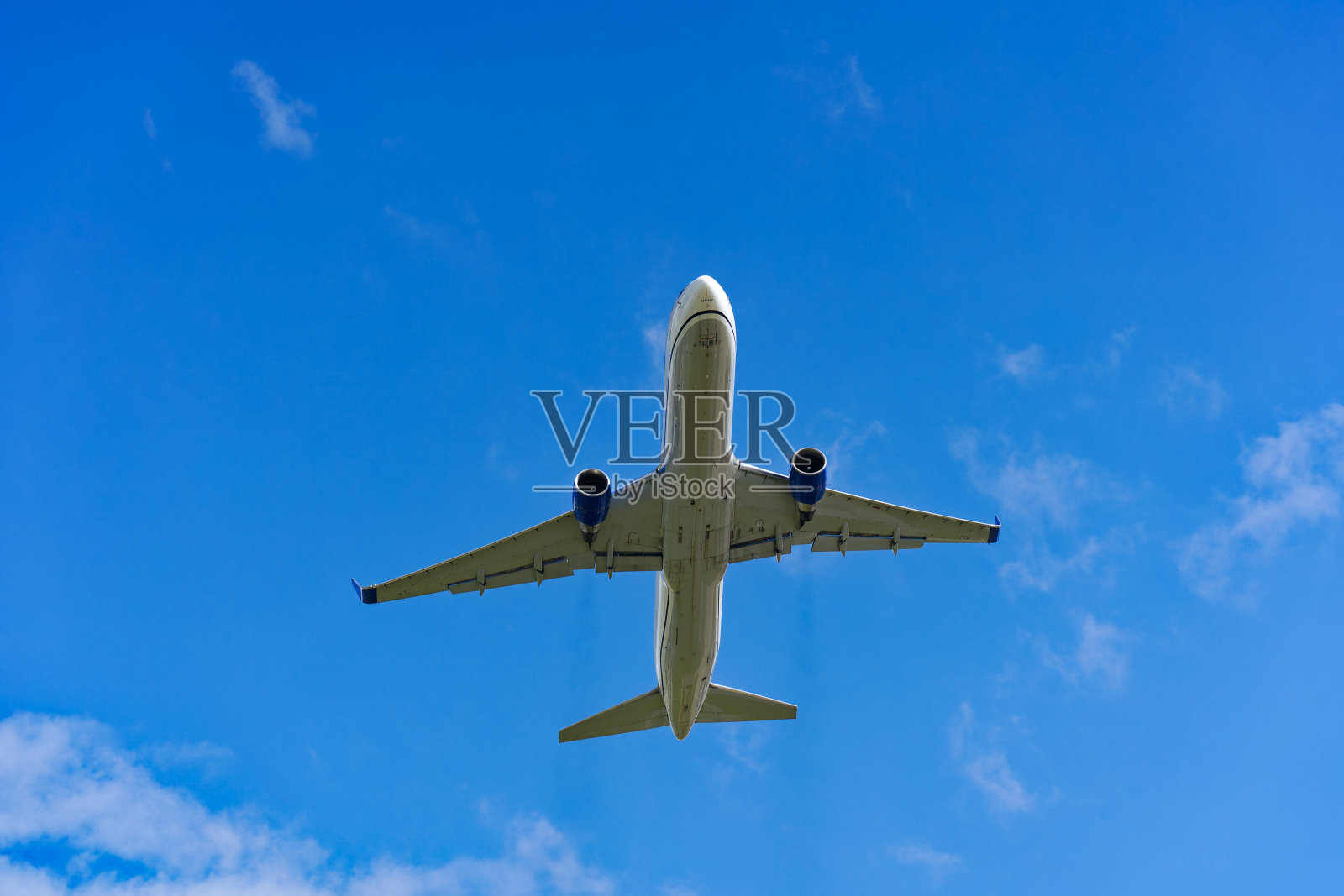 美联航波音767-300飞机从瑞士机场起飞，蓝天白云为背景。照片摄影图片