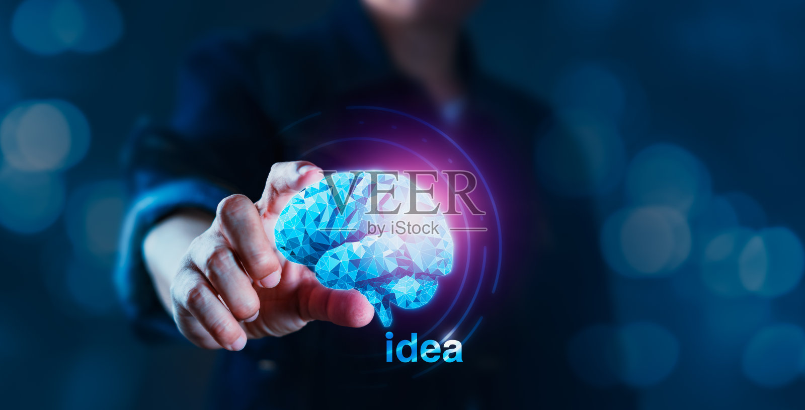 一个人指着下面写着“想法”的大脑照片摄影图片