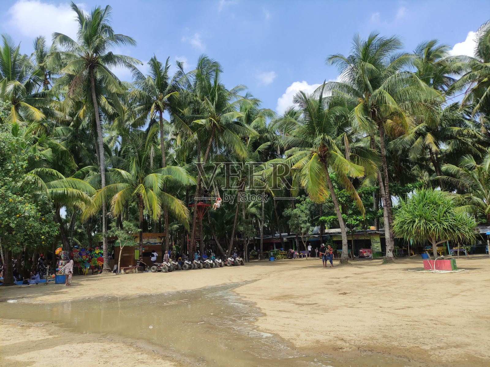 印度尼西亚东爪哇省图班的椰子海滩上，游人如云照片摄影图片