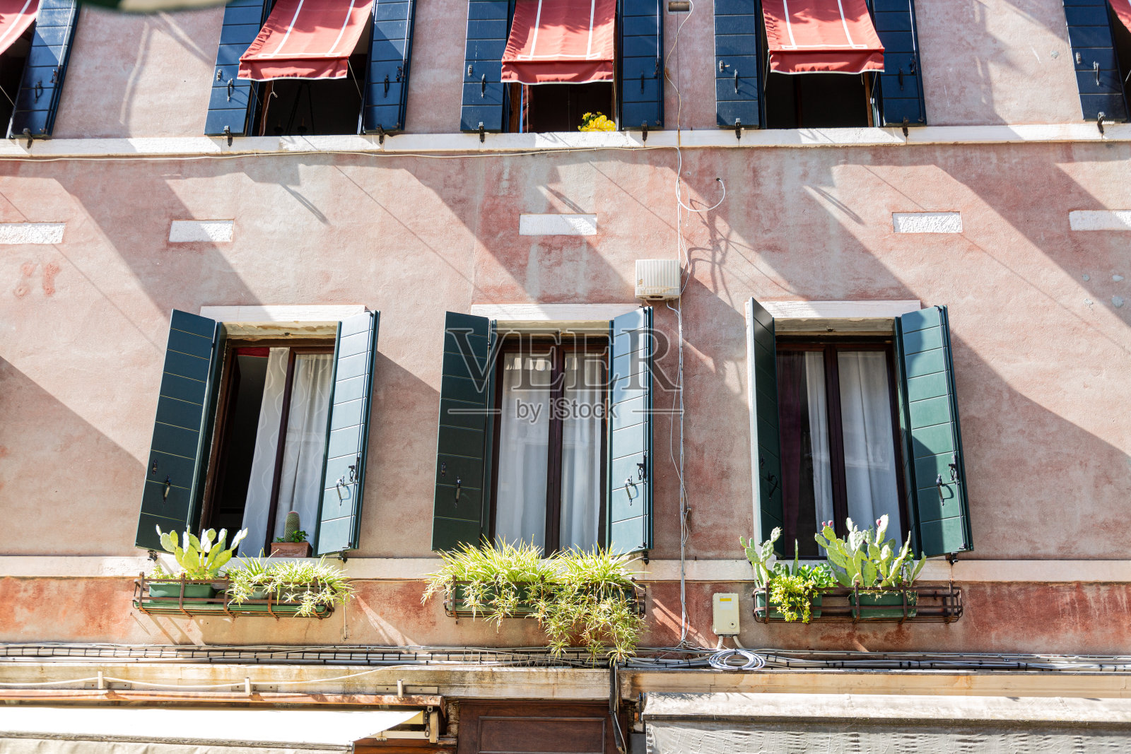 典型的威尼斯带窗房屋立面照片摄影图片