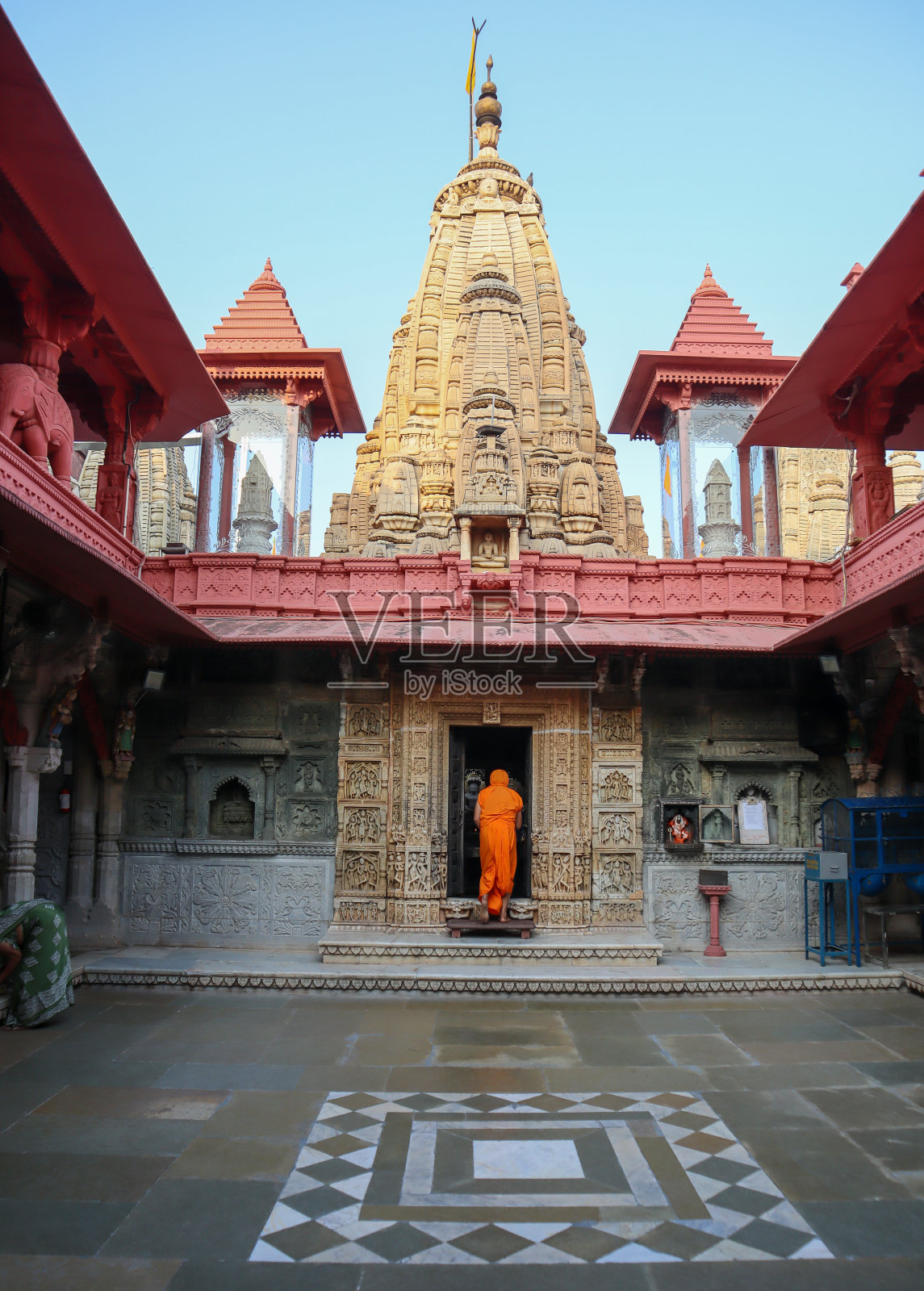 印度拉贾斯坦邦斋浦尔市的一座迪甘巴耆那教寺庙建筑外观由白色大理石和粉红色砂岩建造，有美丽的雕塑和雕刻。照片摄影图片