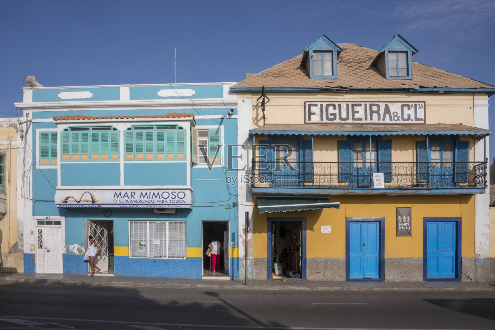 佛得角明德罗老建筑的彩色外墙照片摄影图片