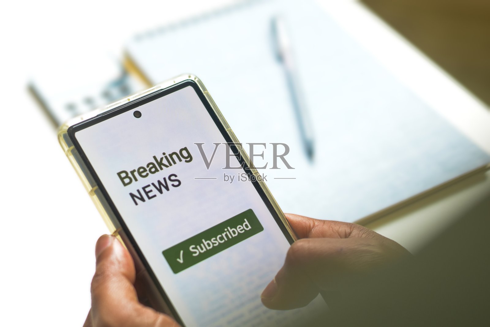 人类订阅数字报纸杂志更新或突发新闻的决定。有选择性的重点。照片摄影图片