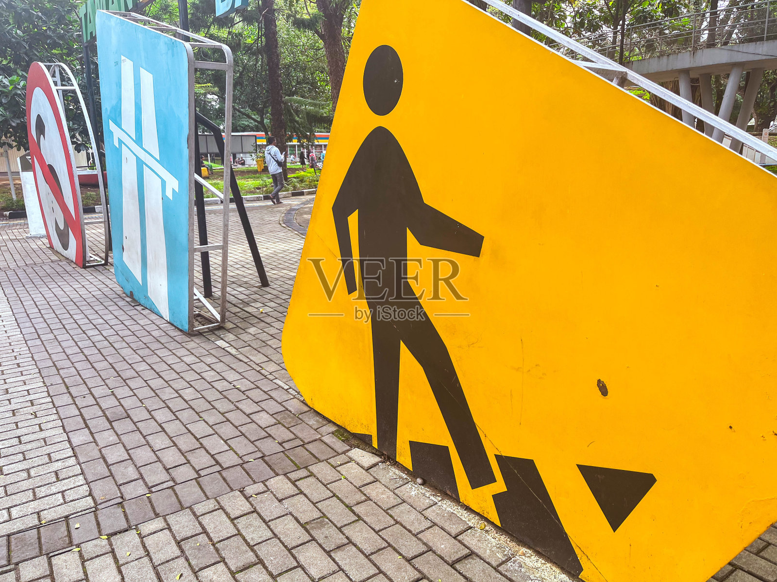 具有调节道路安全和舒适功能的交通标志照片摄影图片