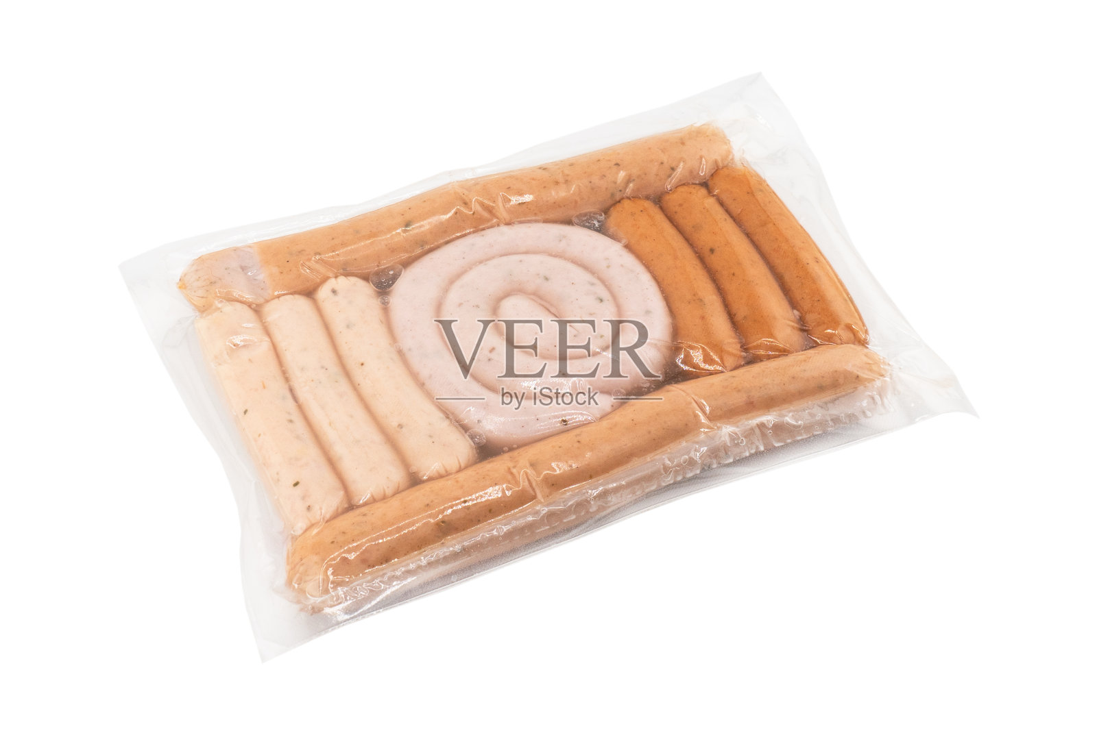 真空塑料包装中的香肠被隔离在白色背景上。真空透明包装，新鲜香肠。一包香肠在真空铝箔中隔离。照片摄影图片