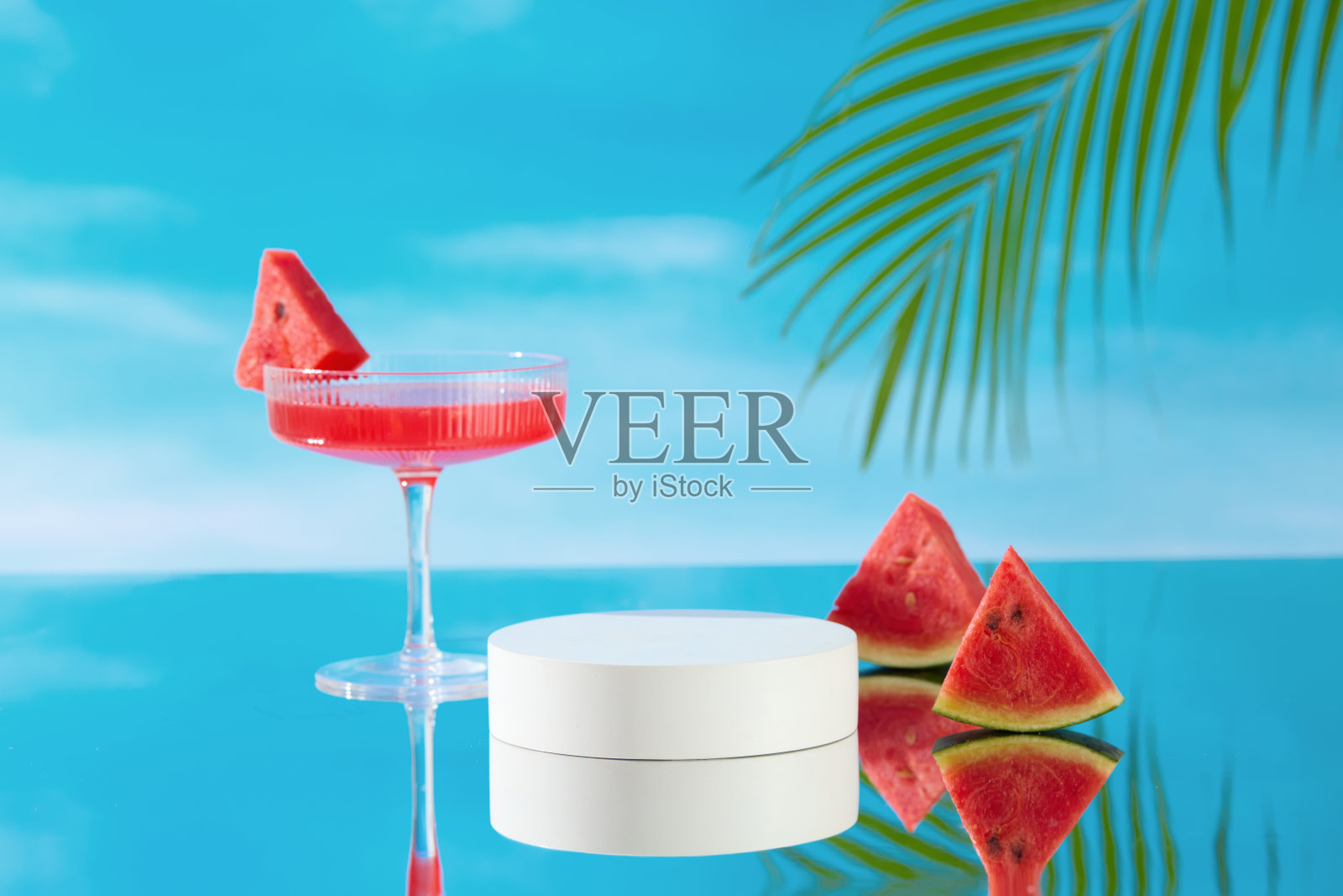 照片有蓝色的大海和天空的背景与正面的角度，西瓜原料包围了一个空白的讲台在中央。产品放置空间和充足的空间周围添加设计元素照片摄影图片