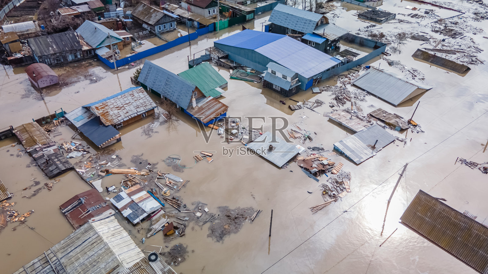 全球变暖，洪水肆虐。天启，灾难。风暴和破坏。自然灾害，气候变化，大自然的暴乱。人类生命的残余物漂浮在脏水里。结束照片摄影图片