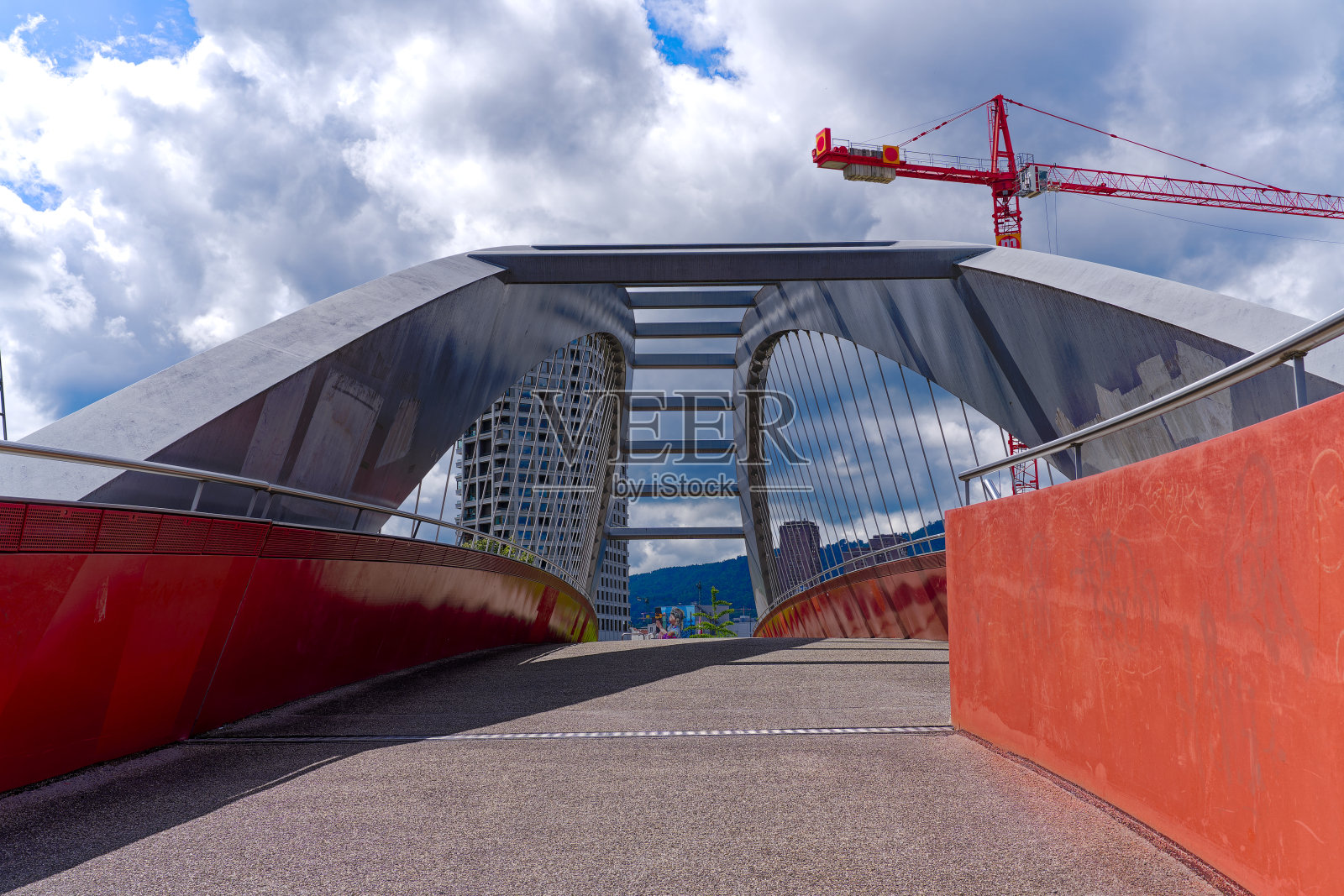瑞士小镇Pfingstweid街道上的现代人行桥风景。照片摄影图片