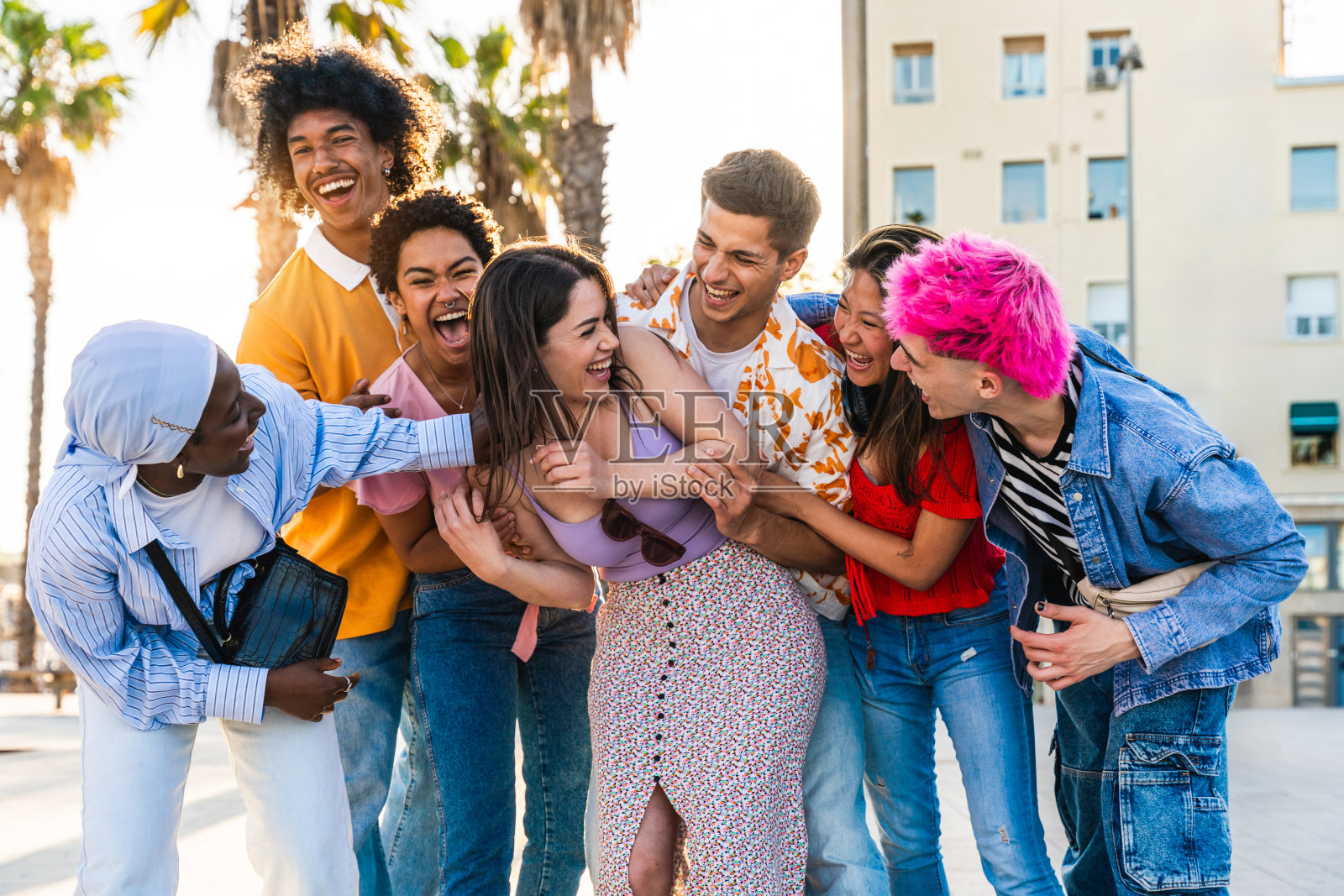 多民族的年轻朋友聚在一起照片摄影图片