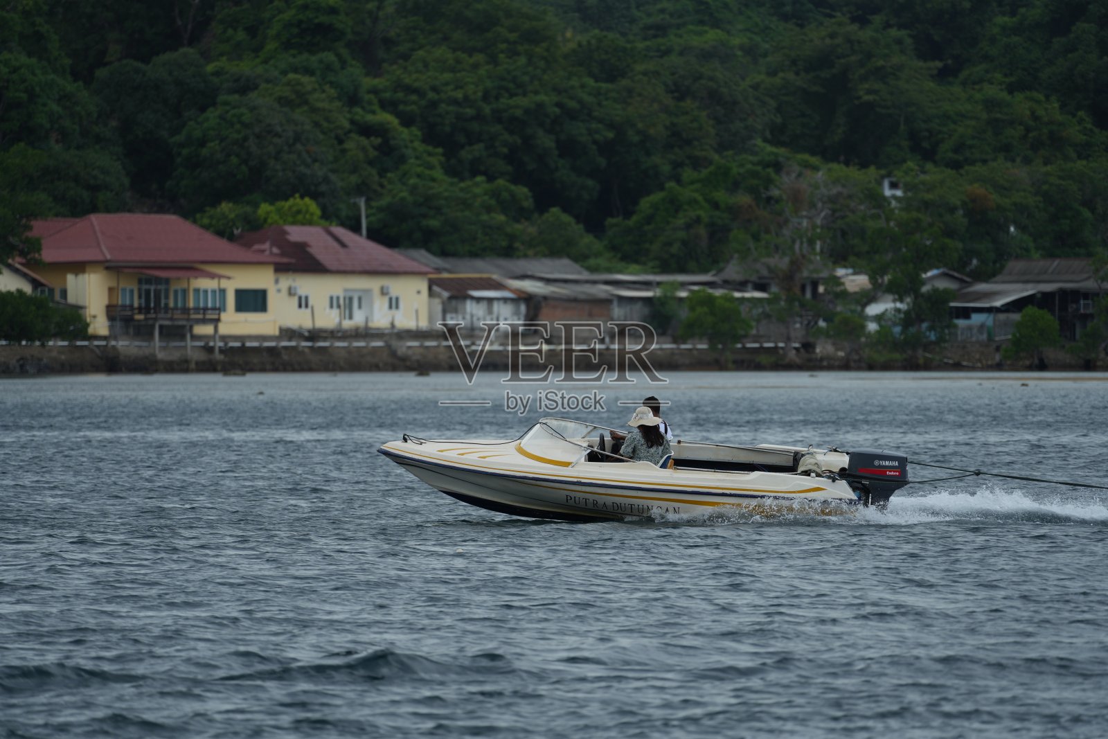 水里的快船照片摄影图片