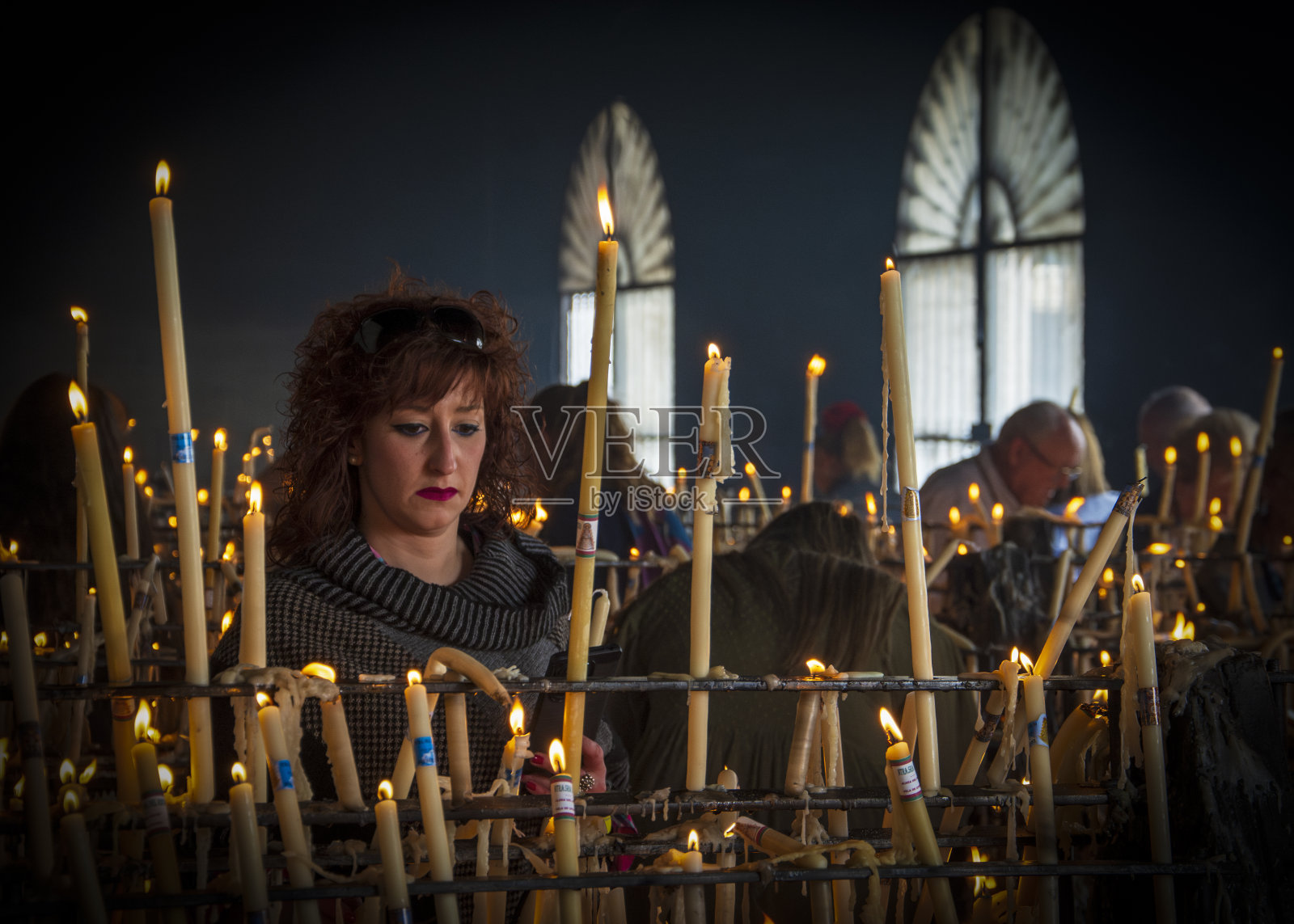年轻女子在放蜡烛照片摄影图片
