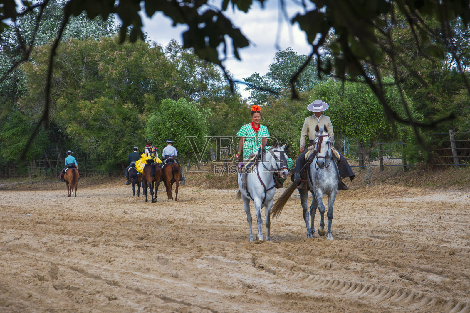 一群骑马的朝圣者照片摄影图片