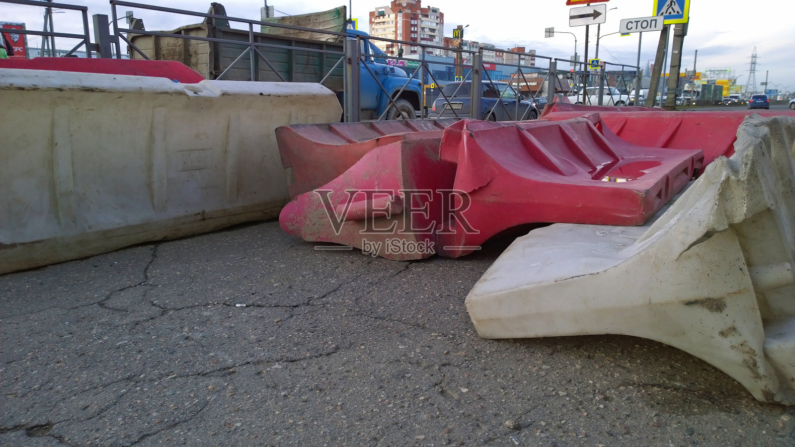 塑料红白相间的重型充水道路交通障碍。在居民楼附近建设高速公路。提供安全。的城市。行业。照片摄影图片