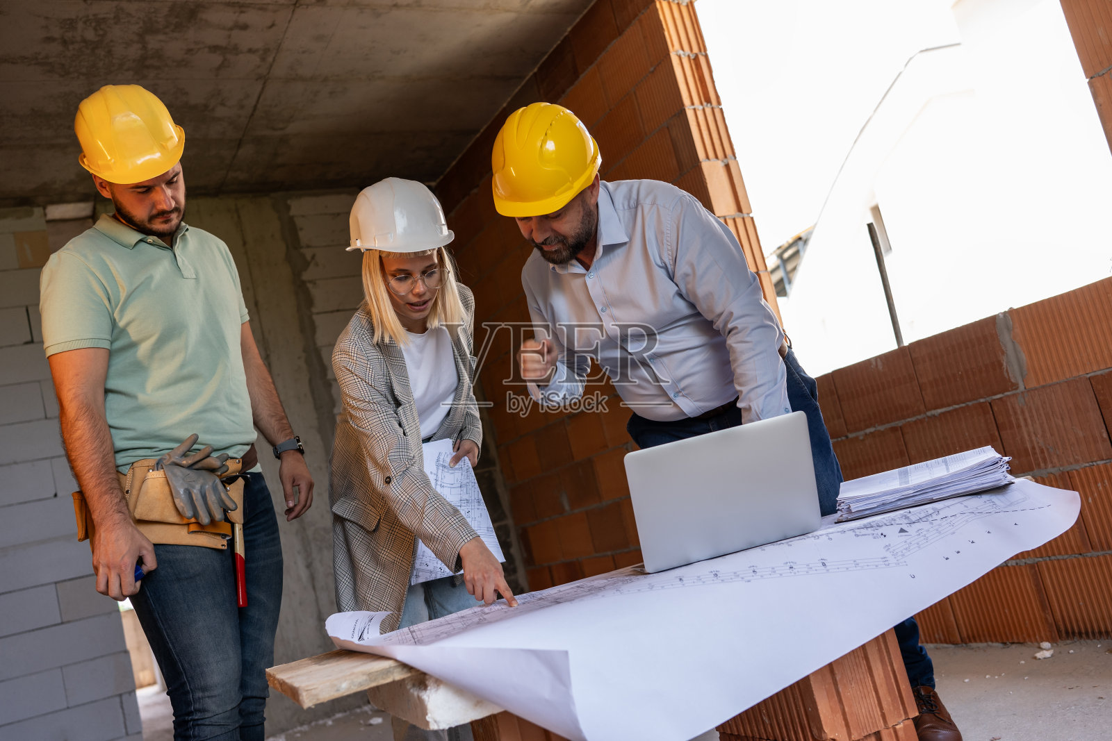 一位女建筑师和施工经理一起工作照片摄影图片