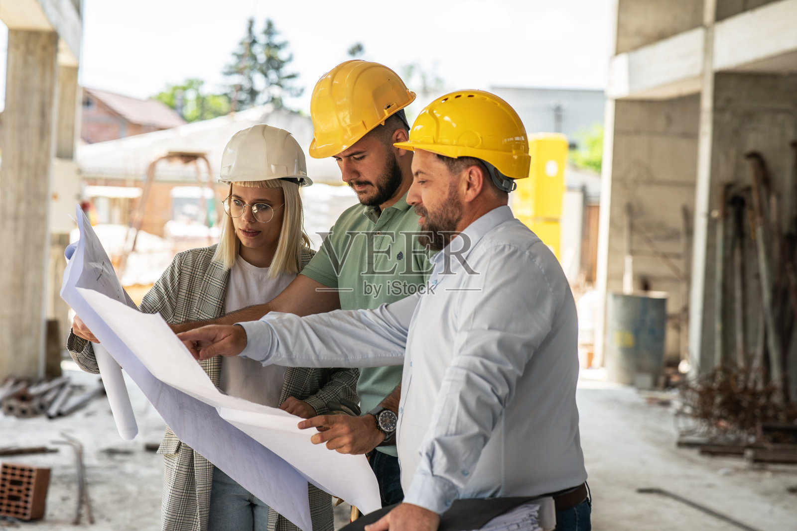 一群建筑师在现场一起工作照片摄影图片