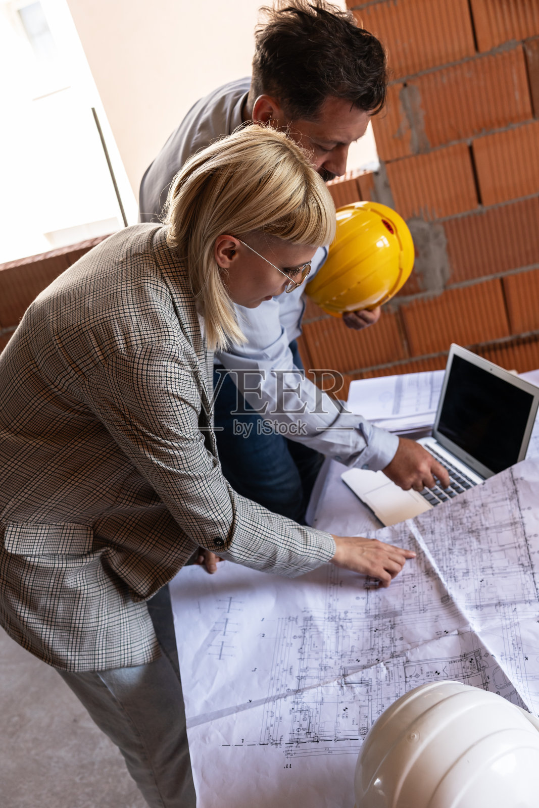 一位女建筑师和施工经理一起工作照片摄影图片