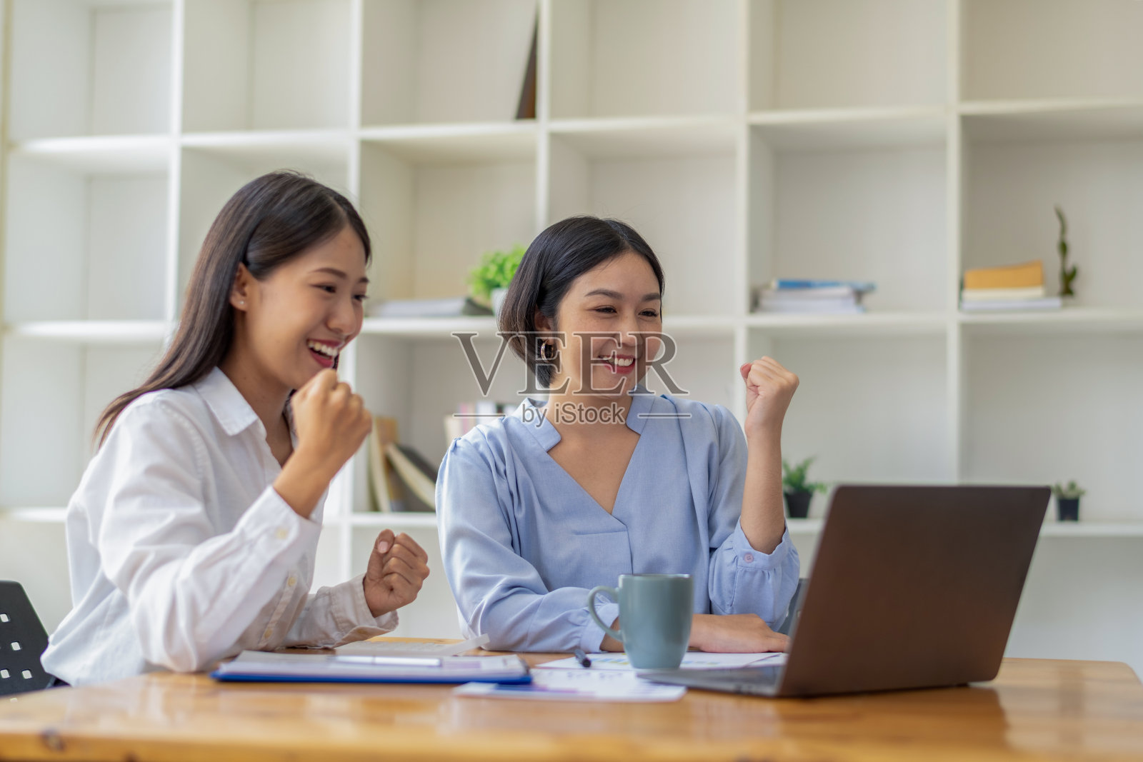 女商人用笔记本电脑庆祝工作上的成功时刻照片摄影图片