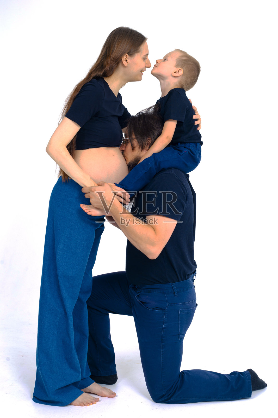 美丽的孕妇和她的家人在白色背景照片摄影图片