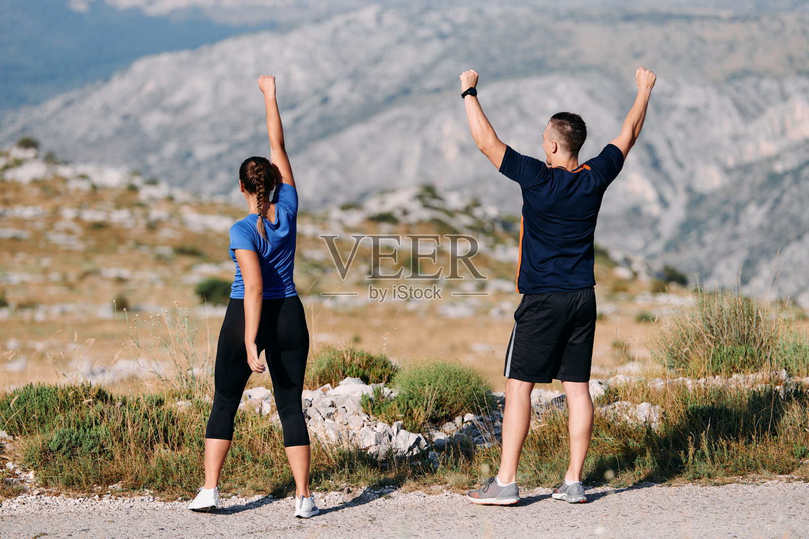 一对快乐的夫妇庆祝成功完成晨跑。照片摄影图片