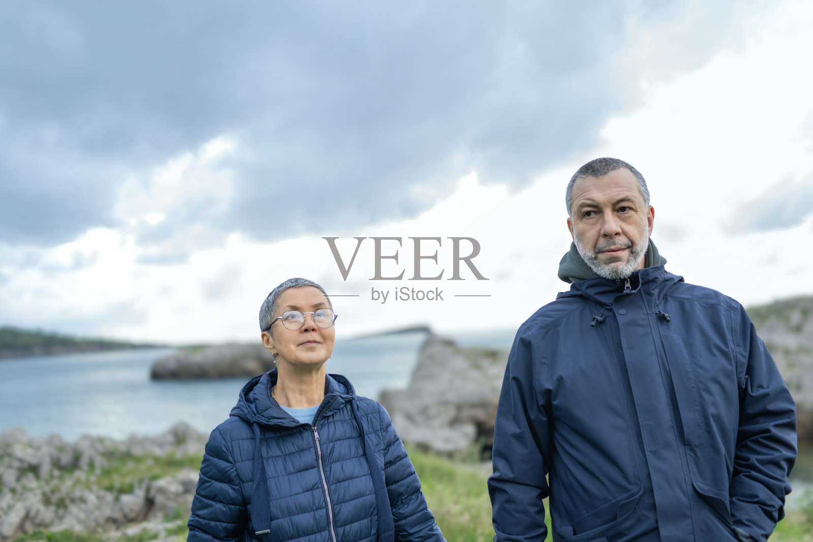 海边散步的情侣照片摄影图片