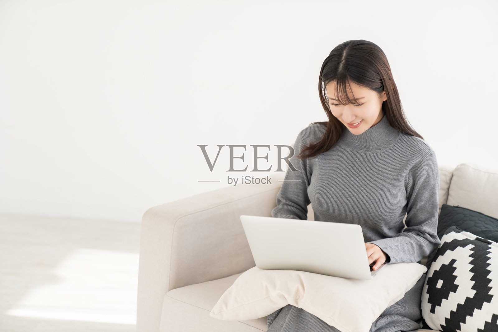 年轻的亚洲女性正在使用笔记本电脑照片摄影图片