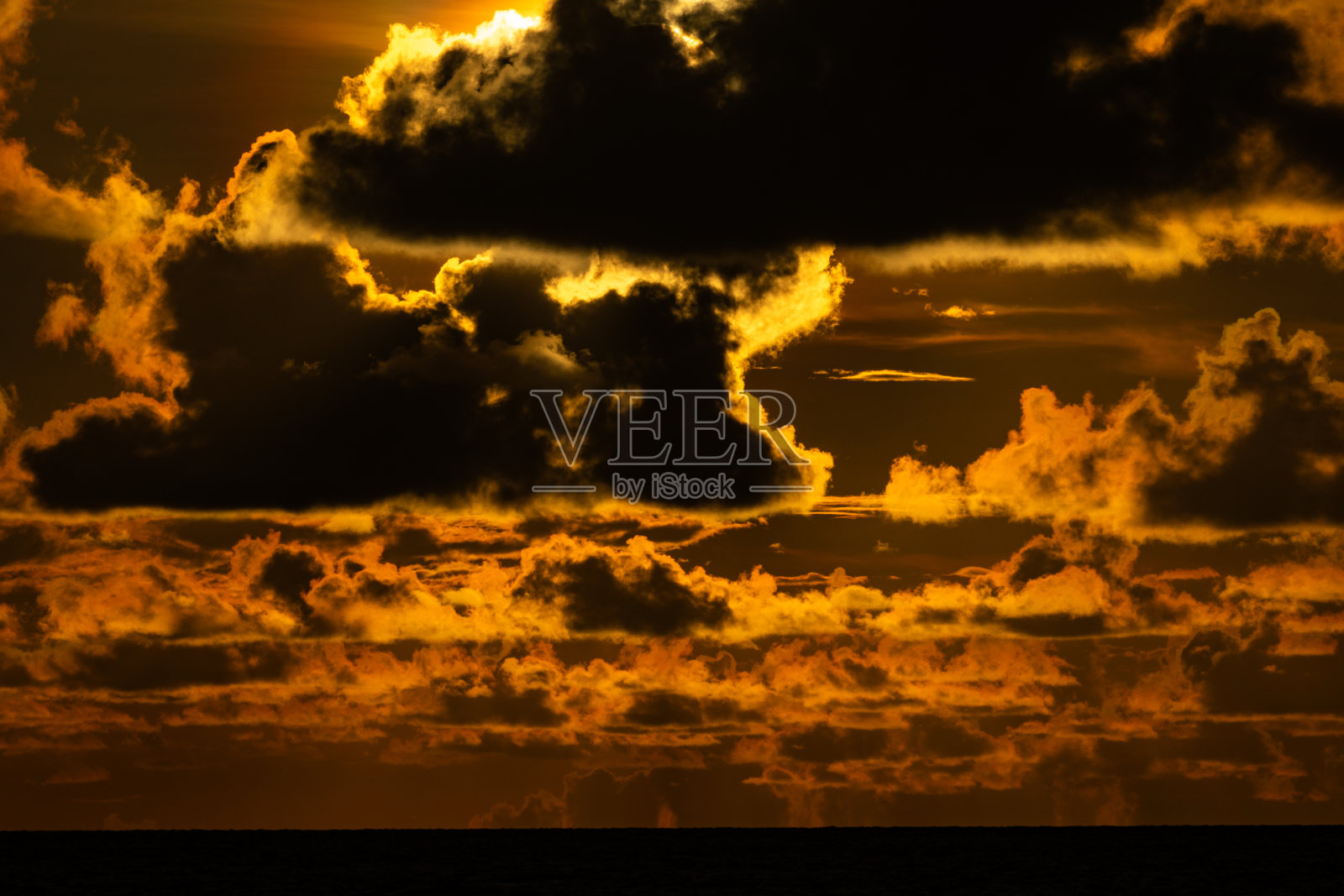 暴风雨前有风的天气里，几片蓬松卷曲的翻滚云层。照片摄影图片